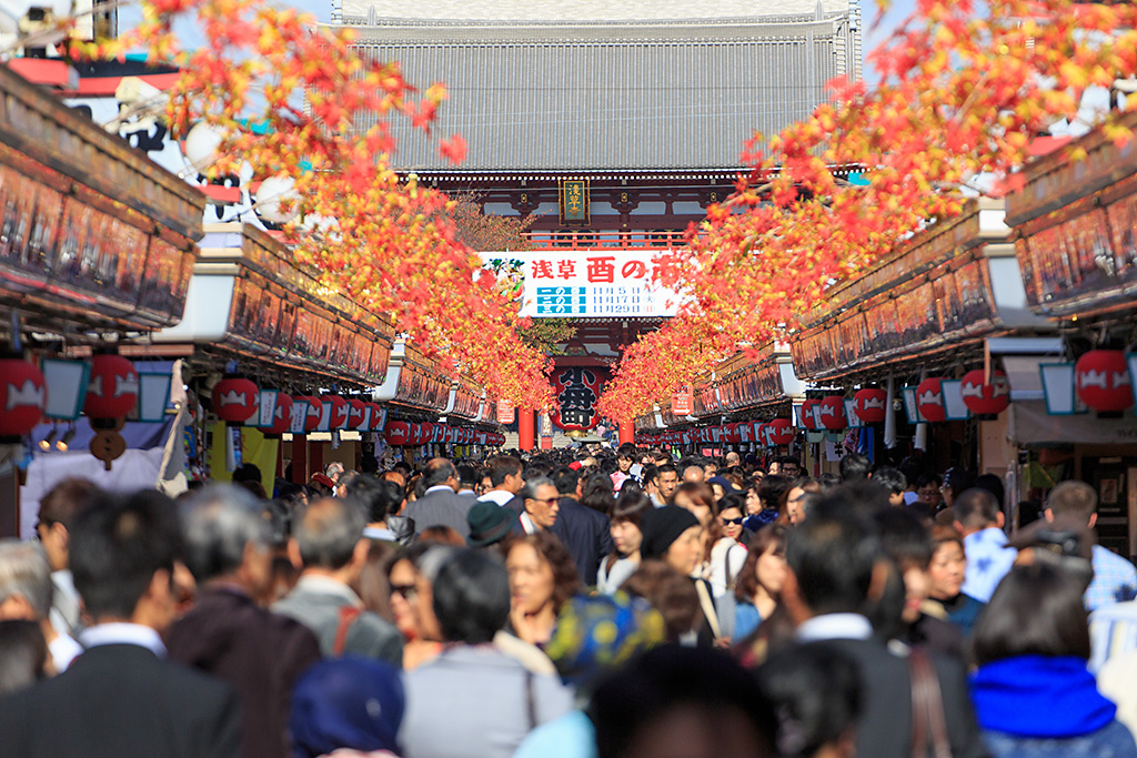 Crowd at temple at 200mm