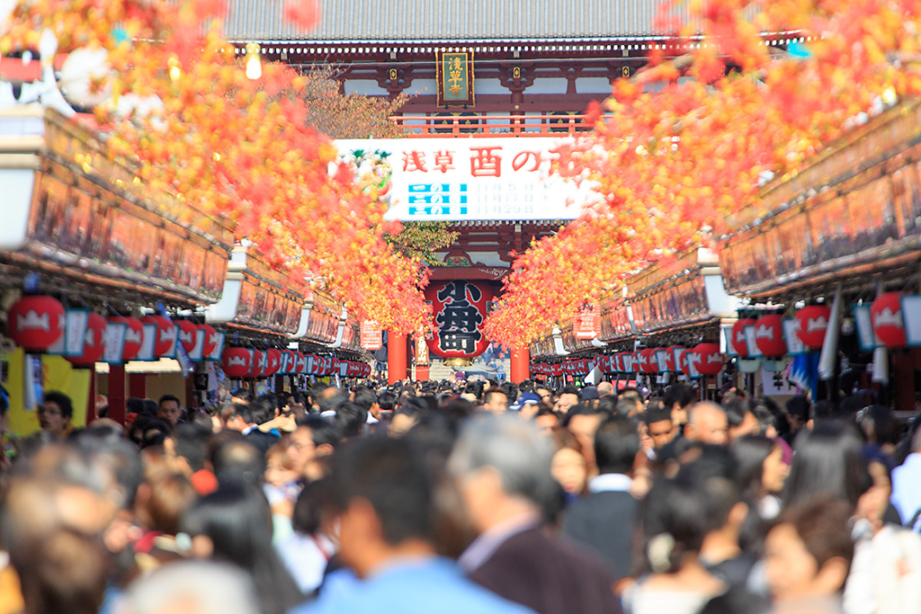Crowd at temple at 300mm