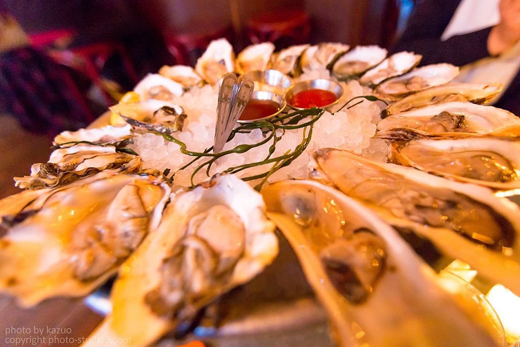 Oysters with wide-angle perspective exaggeration
