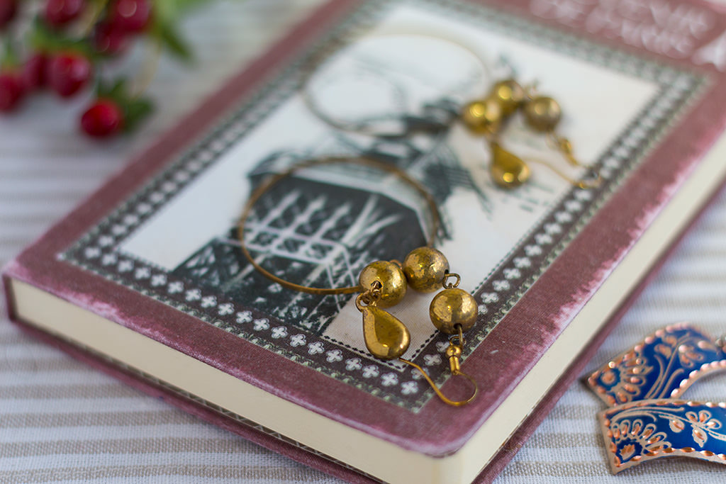 Small trinkets shot at f/2.2