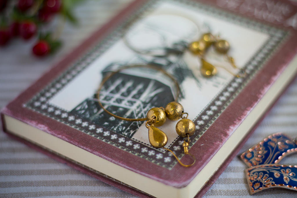 Small trinkets shot at f/1.8