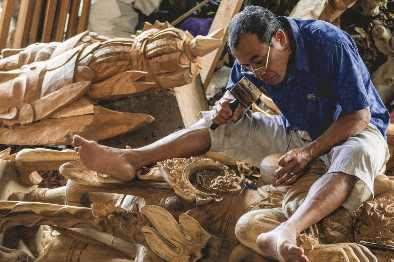 Balinese woodcarving craftsmen in Sebang