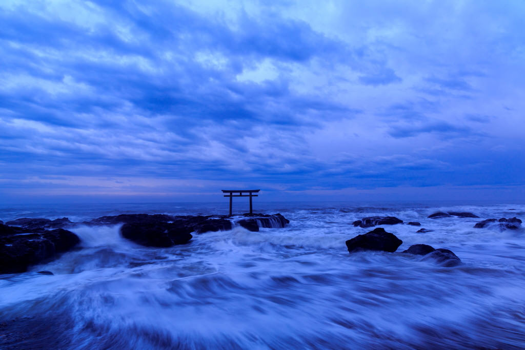 Surging waves, shot with the EOS 5D Mark III