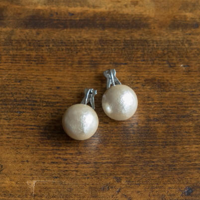 Earrings photographed with the EOS M10 (Chic & stylish)