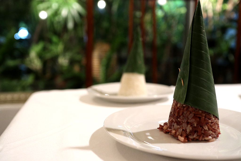 Beautifully presented rice partially wrapped with banana leaf cones.