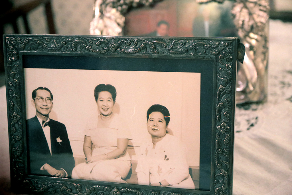 A family photo showing Thanying Sulabh-Valleng Visuddhi with Queen Rambhai Barni.