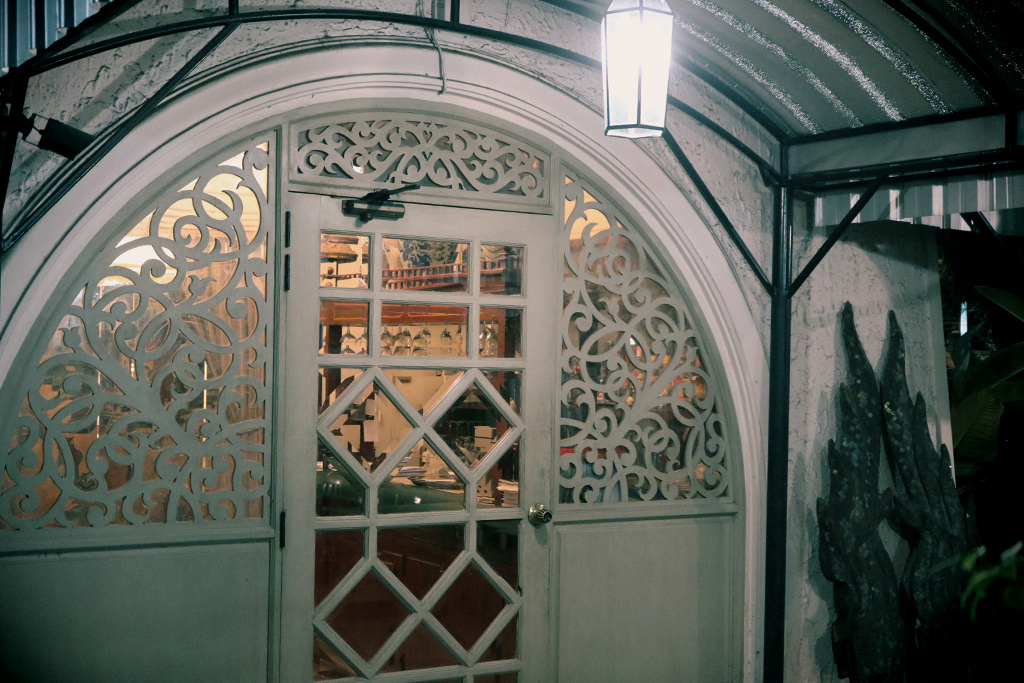 The elaborate main entrance to Thanying Restaurant.