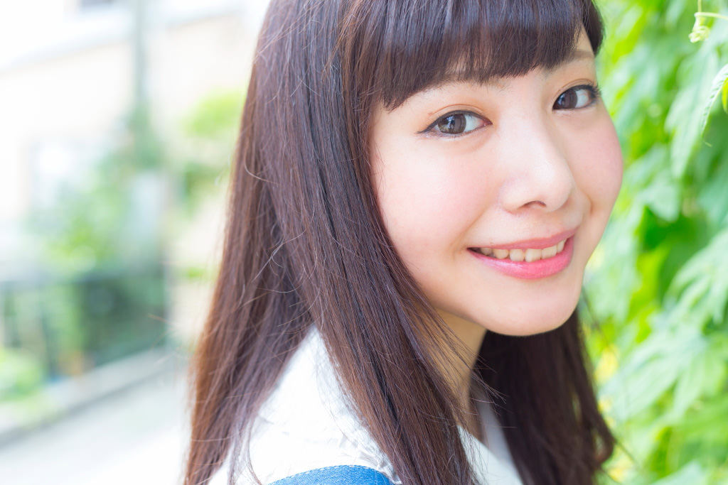 Closeup portrait at f/5.6. Bokeh is not too creamy, just right for the focal length.