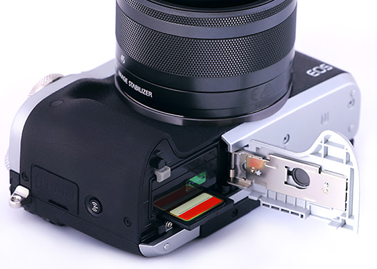 EOS M6 memory card slot
