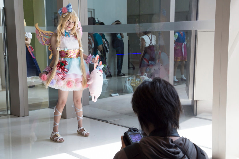 Cosplay photographer in action