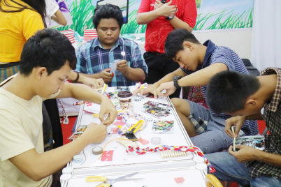 A team works together on the Flag Photo Card