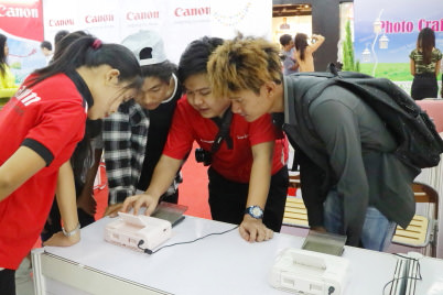 Canon staff showing participants how to use the SELPHY CP1200 at the workshop