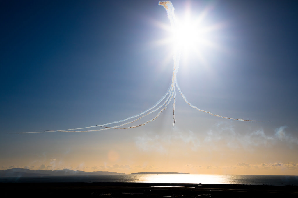 Blue Impulse aerobatic smoke trails, shot with the EOS 5D Mark IV