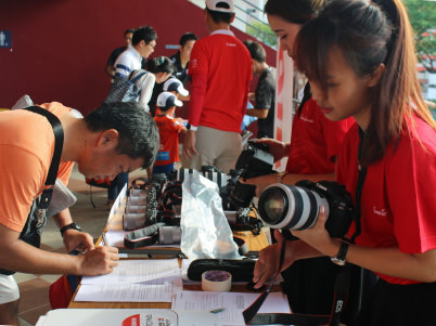 Borrowing cameras at the Canon Photo Party booth