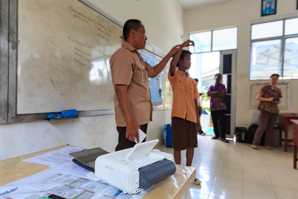 selphy cp1300 compact photo printer, students learning in class