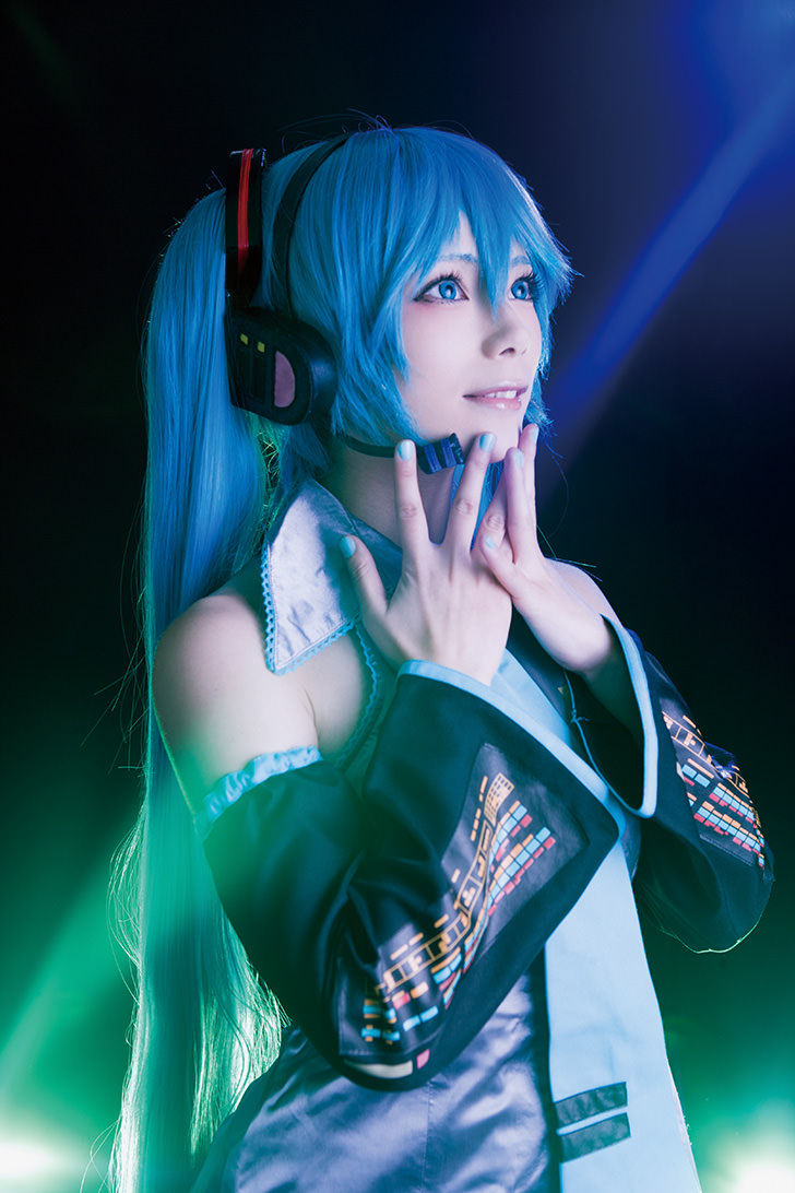 Cosplayer with green laser effects