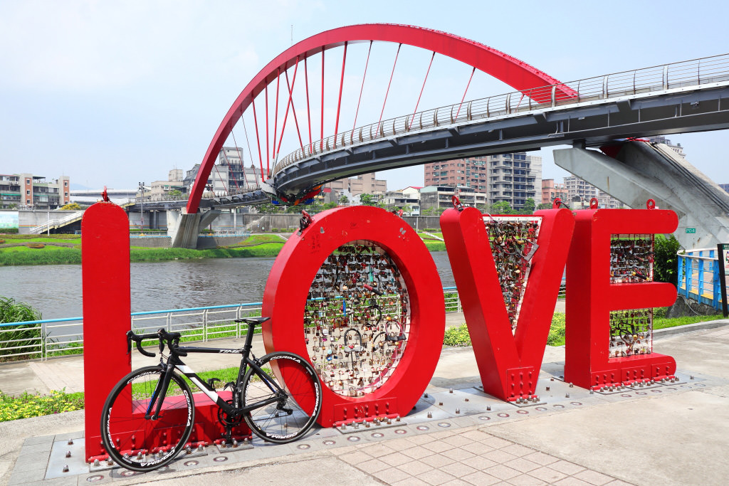 Street photograph of Taipei, shot with the EOS M6