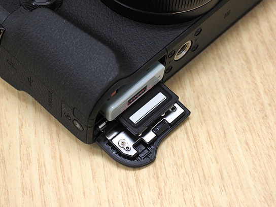 PowerShot G1 X Mark III Battery & memory compartment