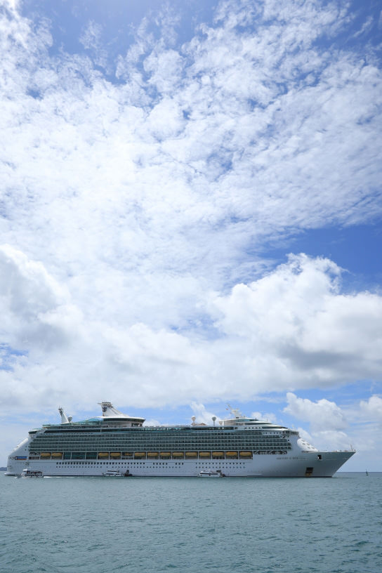 Cruise ship, street photography, PowerShot G1 X Mark III