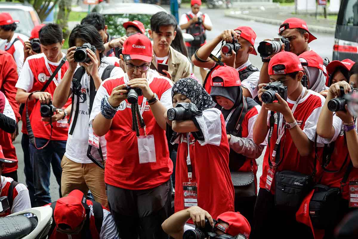 disabled photographer in indonesia Ibu Rusidah