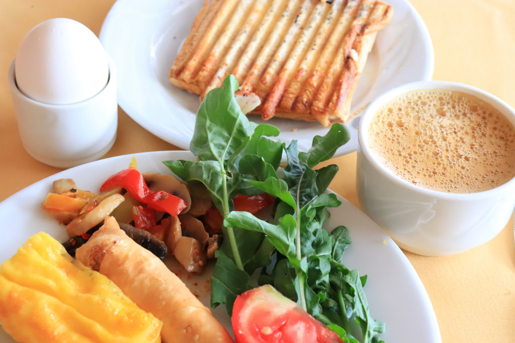 tabletop food photo, focal length 55mm (telephoto end)