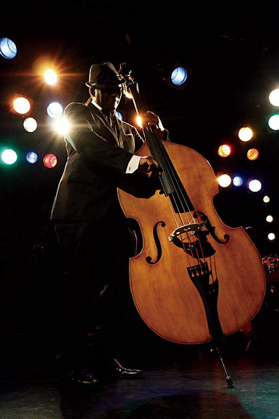 Celloist player “frozen” at high ISO speed, fast shutter speed