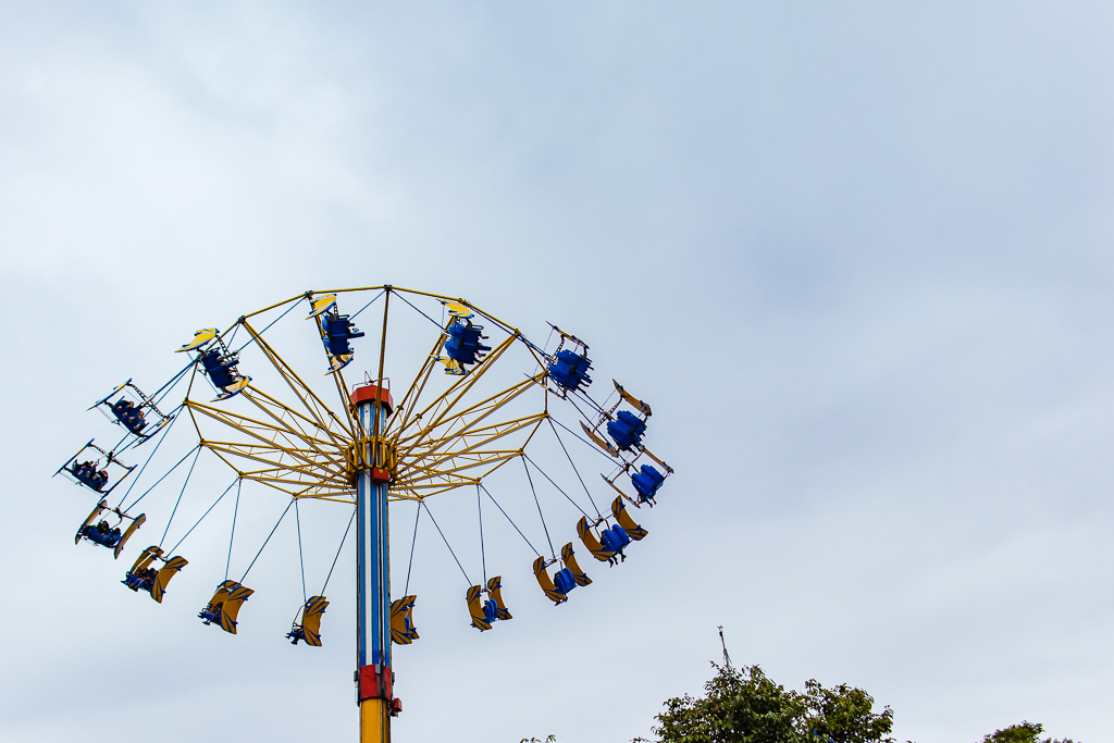 low angle carnival ride using EOS M5