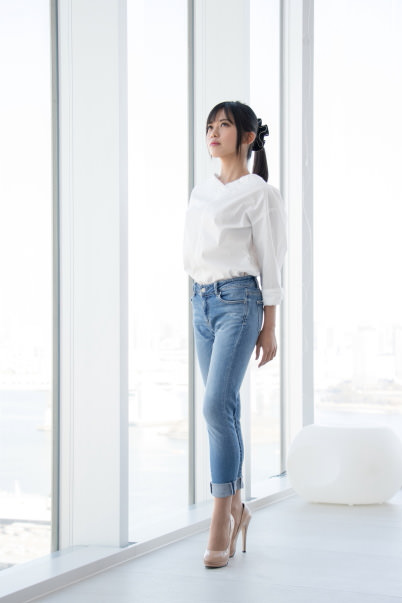 Vertical pose with vertical background lines