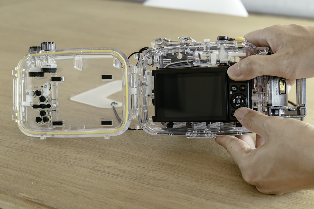 Canon waterproof case WP-DC55 - insert camera