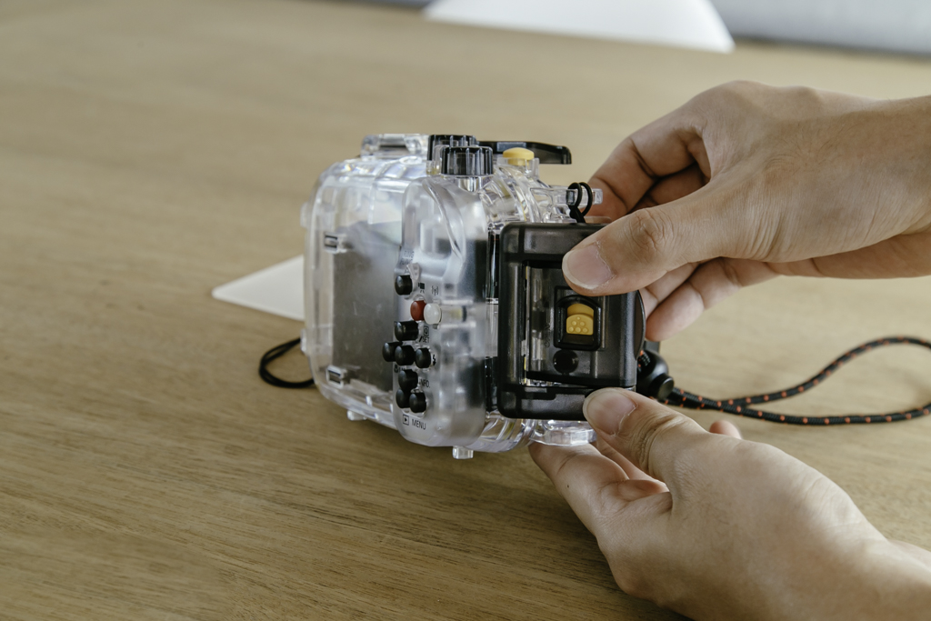 Canon waterproof case WP-DC55 - locking