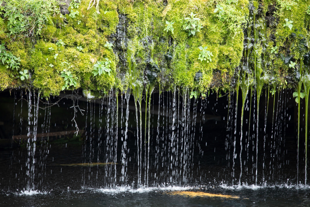 Falling water shot with image stabilisation