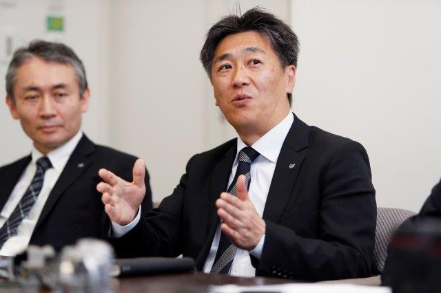 Junichi Murakami explains about the high-speed data transmission between Canon RF lenses and EOS R