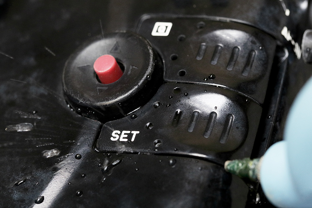 blowing out water from underwater housing