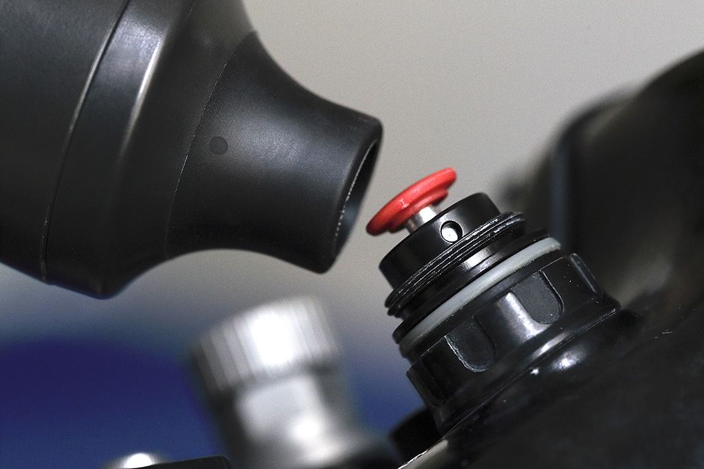 underwater housing vacuum valve