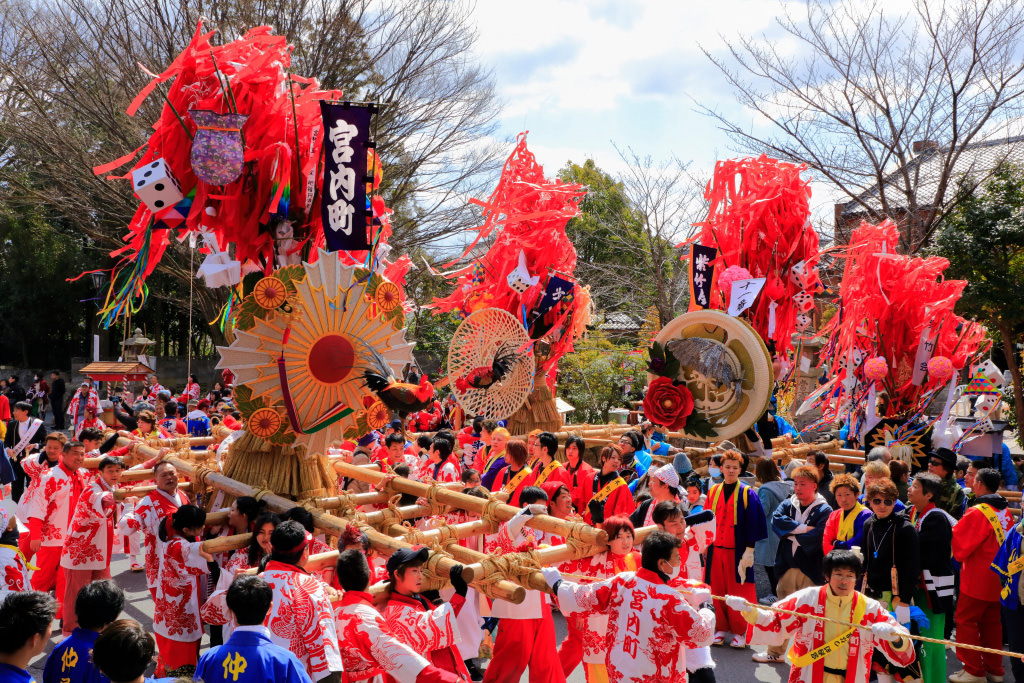 Sagicho floats with balanced composition