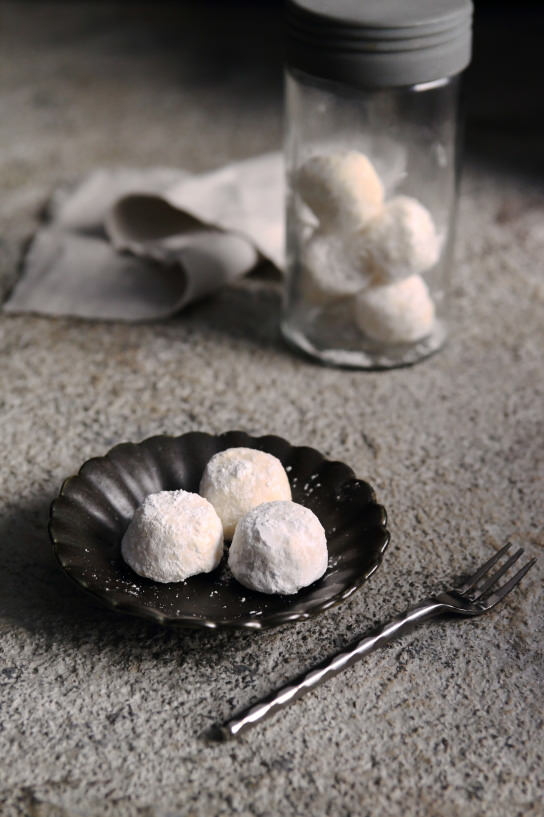 Chiaroscuro photograph with monochromatic styling