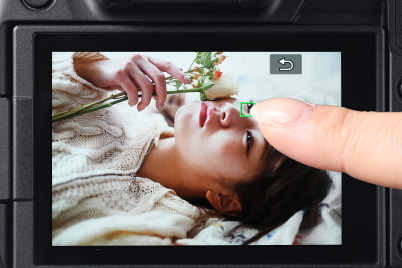 Touching the other eye to change focus