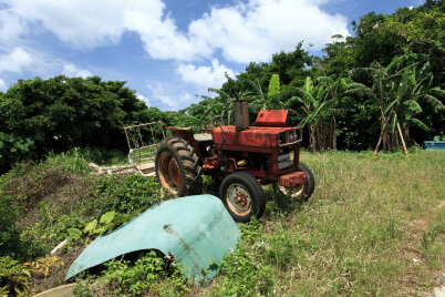 Tractor and secondary subject same size