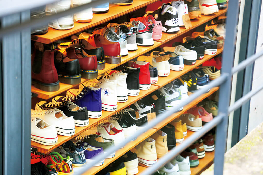 Shoes on display shot at 105mm telephoto end