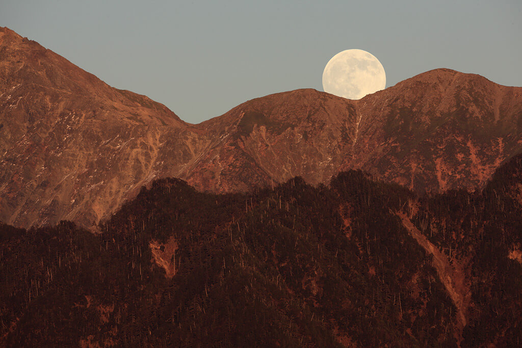 Mountains and moon at 500mm