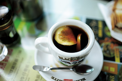 Normal shot of lemon in coffee