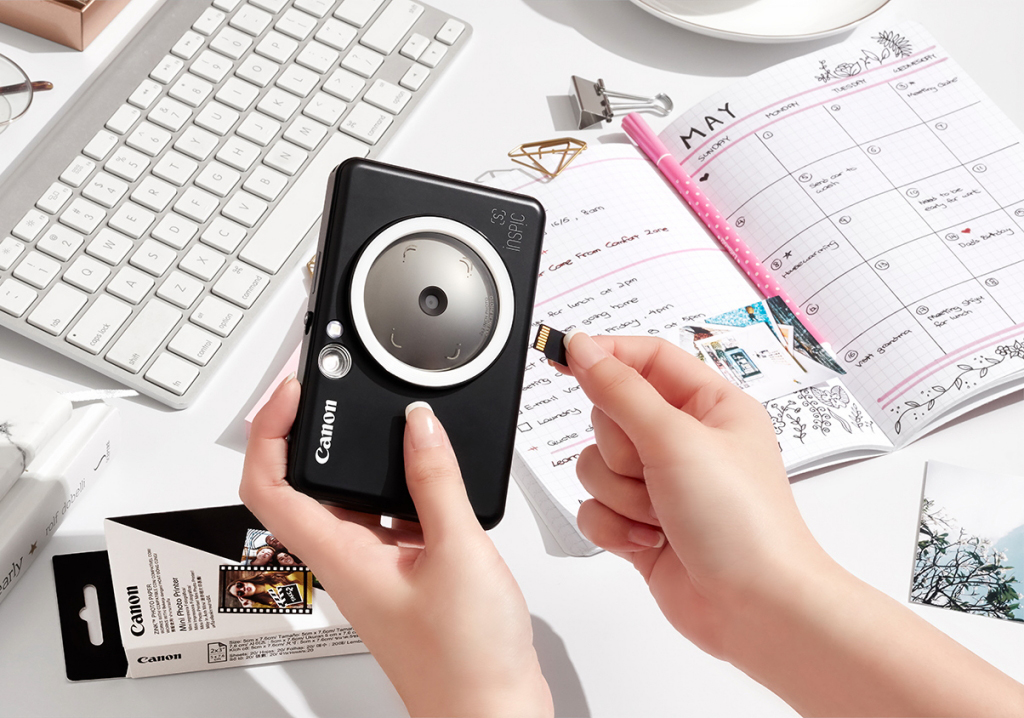 Inserting Micro SD card into iNSPiC