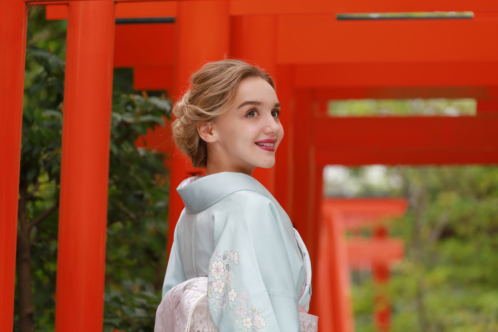 Environmental portrait of lady in kimono in front of torii gates
