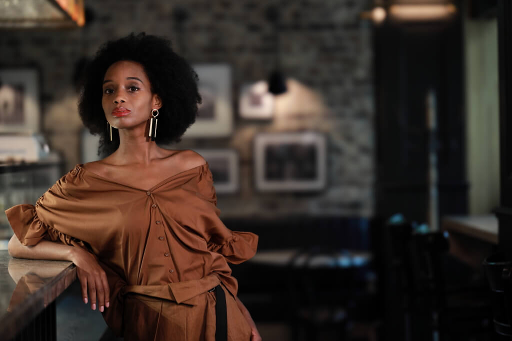 Model posing inddors