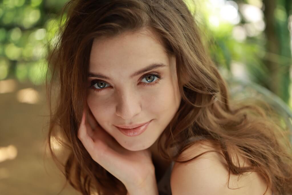 Portrait of lady with creamy background bokeh