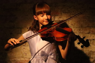 Girl playing violin shot at ISO 25,600