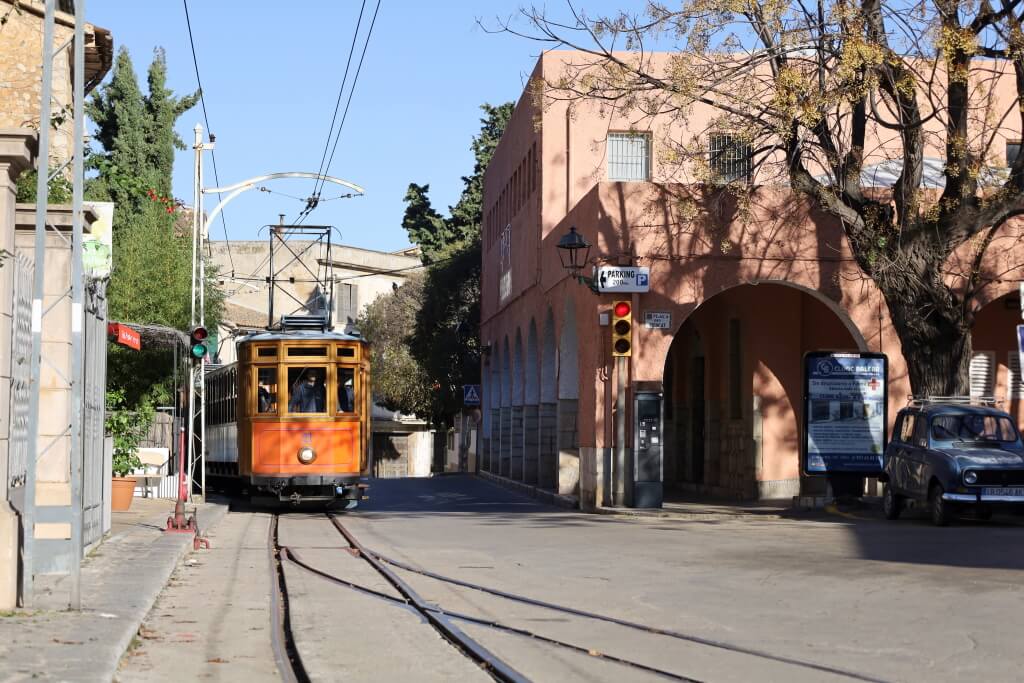 Street tram