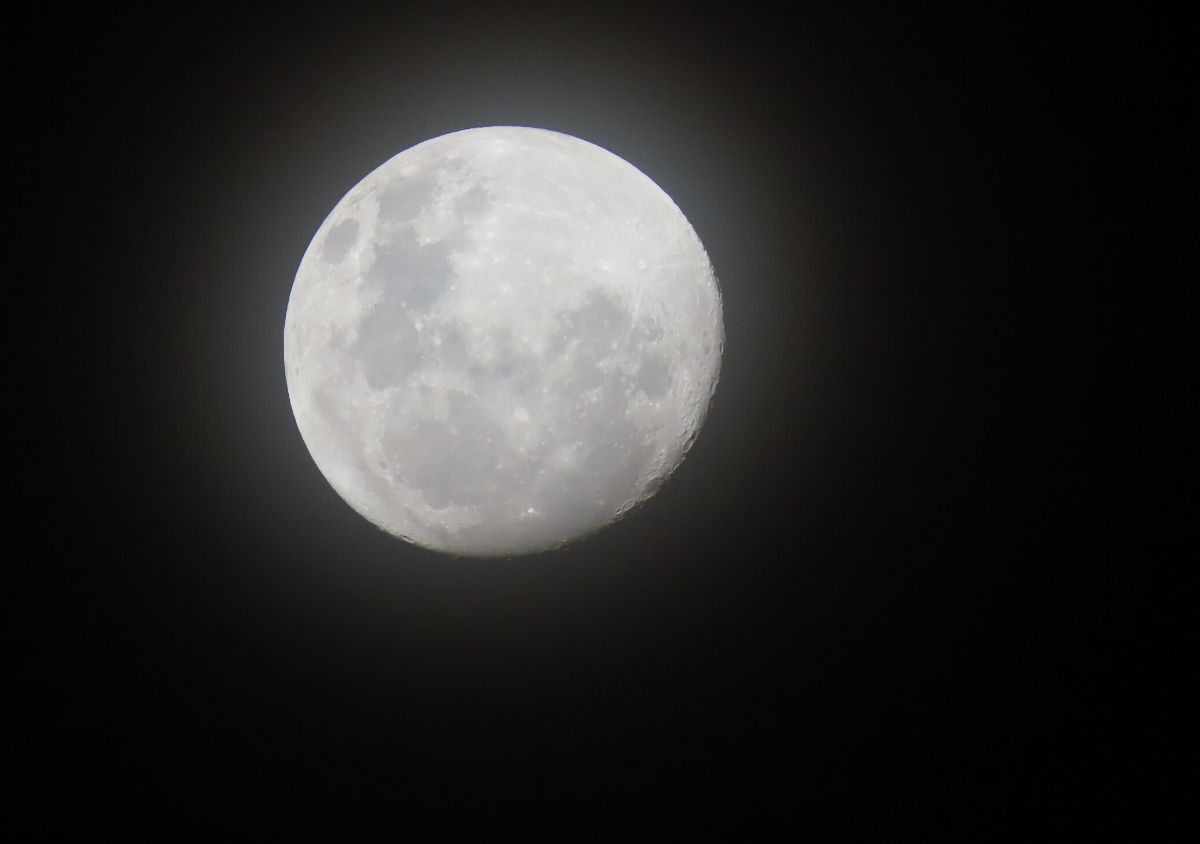 Full moon shot on the PowerShot SX70 HS