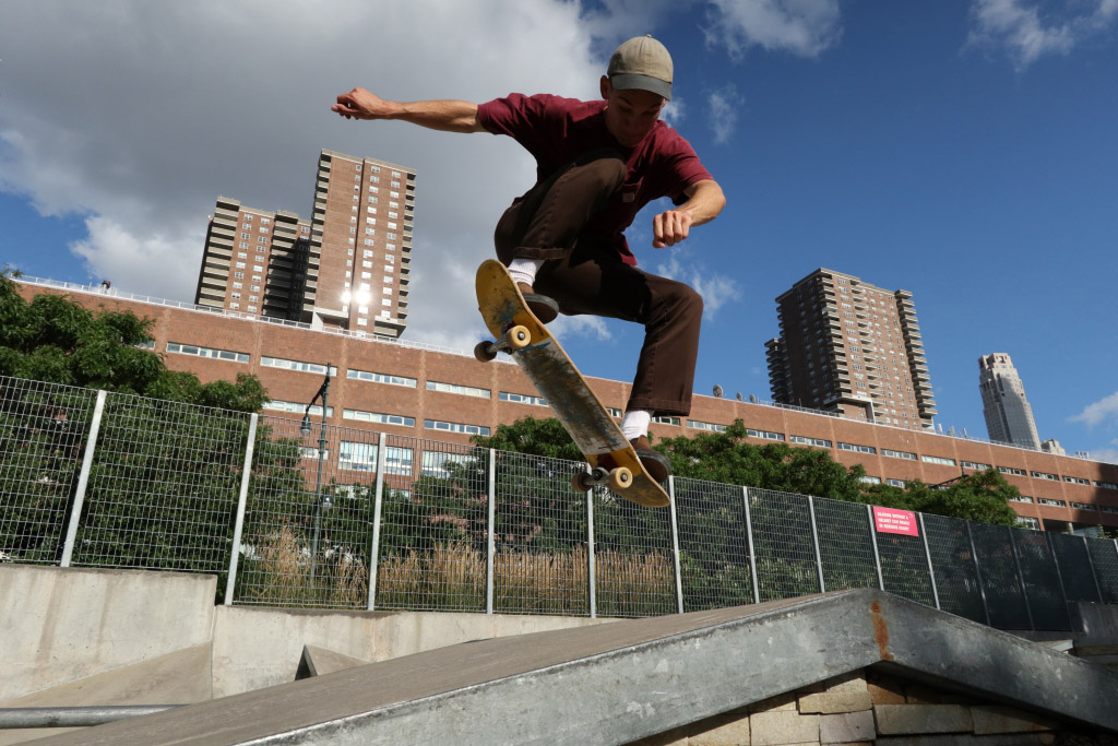Skateboarder jumping (PowerShot G1 X Mark III)