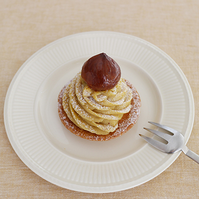 Caramel tart on light, neutral background